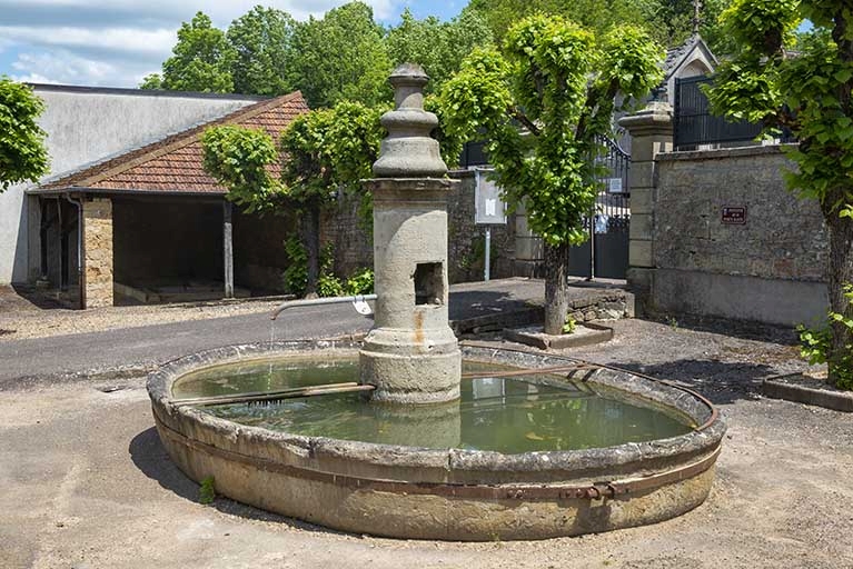 fontaine-abreuvoir du cimetière