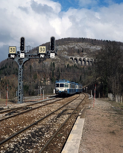 signaux lumineux (carrés et panneaux de limitation de vitesse) et portique à signaux (potence)