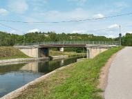 pont routier isolé de Mailly-le-Château (canal du Nivernais)