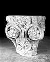 fragment de chapiteau décoré d'animaux fabuleux