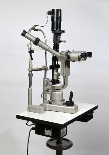 microscope et instrument d'ophtalmologie (biomicroscope dit lampe à fente Topcon)