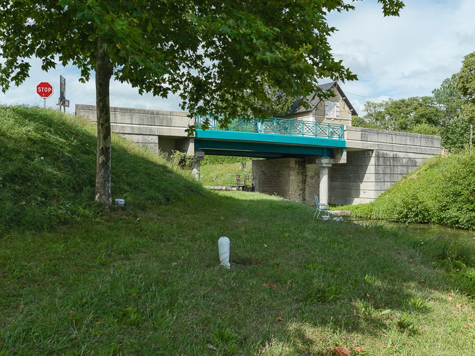 pont sur l'écluse 25 du versant Loire, dite de Panneçot, écluse de garde (canal du Nivernais)