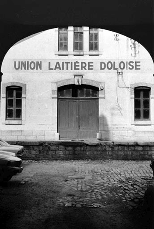 hôtel, distillerie Morel-Perron, puis fromagerie, laiterie industrielle, actuellement entrepôt public