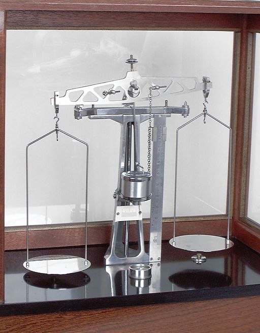 balance de précision n° 4 : trébuchet de laboratoire
