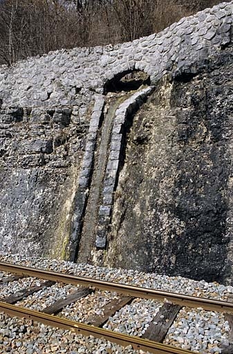 murs de soutènement et mur de soutènement à arcades (voie ferrée Andelot - La Cluse)