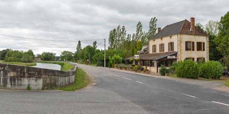 restaurant appelé auberge de Digoine (paysages du canal du Centre)