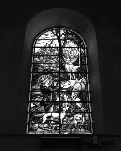 baies 1 à 5, 7, 9 (baies 5, 7, 9 réalisées par G. Janin en 1927) : 1 cartouche au centre d'une vitrerie décorative pour les baies 1 à 4. Baie 1 : Sacré-Coeur, baie 2 : Saint Sacrement, baie 3 : la Vierge, baie 4 : saint Joseph, baie 5 : Calvaire, baie 7 : vision de saint Hubert, baie 9 : l'Assomption