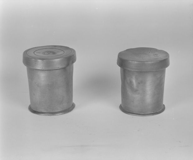ensemble de trois boîtes (boîte à pommade dite boîte à thériaque, boîte de pharmacie)