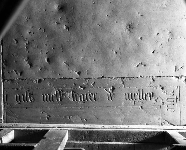 dalle funéraire du prêtre Léger de Melley