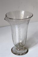 ensemble de deux verres à pied de laboratoire