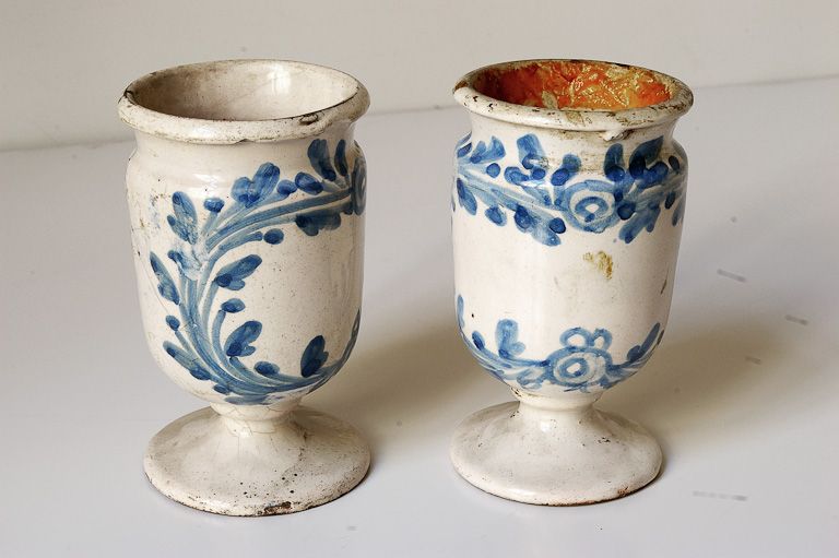 ensemble de deux pots à pharmacie
