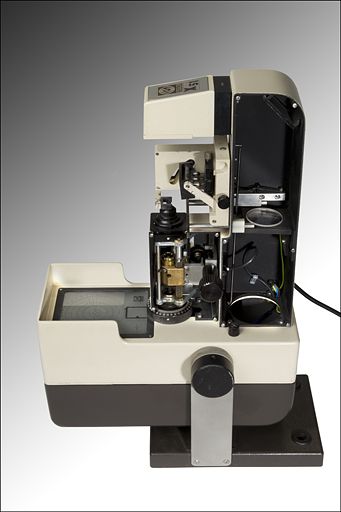 instrument de mesure des longueurs et des angles en optique (frontofocomètre projecteur Essilor X 51)