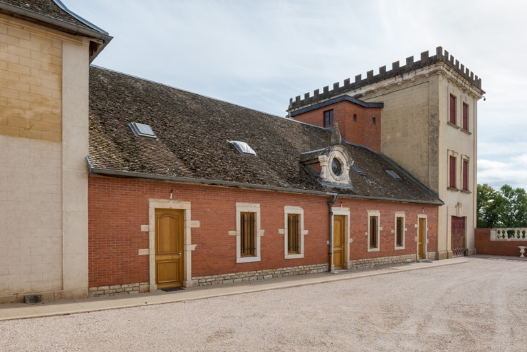 remise agricole puis communs et théâtre de société