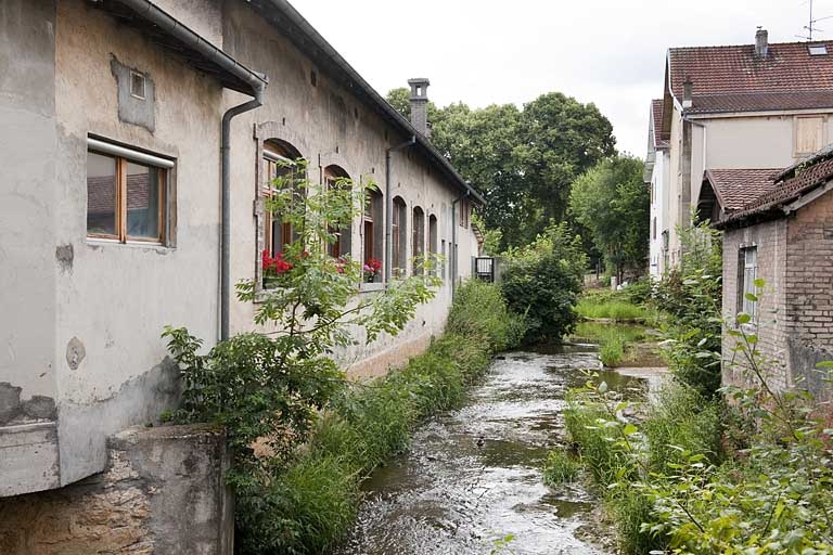 usine d'horlogerie Louis Boname, puis Charles Vuilleumier, puis fonderie Charpentier, puis usine de décolletage Devaux et Meinen, actuellement école professionnelle
