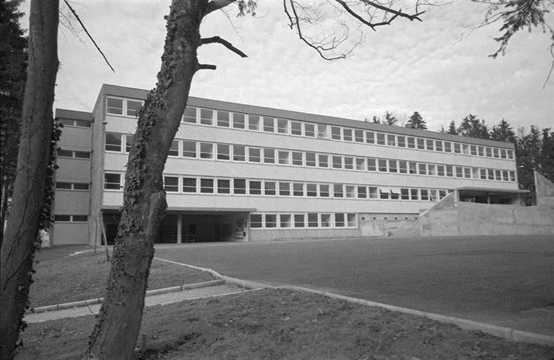 lycée moderne mixte de Salins-les-Bains, puis lycée climatique, actuellement lycée et collège climatiques Victor Considerant,