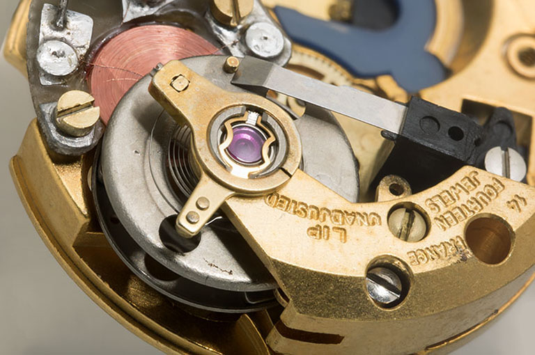 mécanisme d'horloge (mouvement de montre électromécanique Lip RE 50)